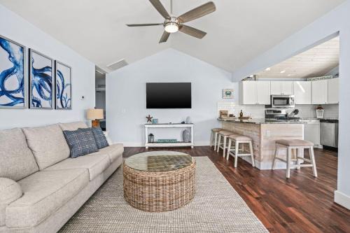 Chincoteague House | Coastal Cottage - Beachy oasis in Oyster Bay!