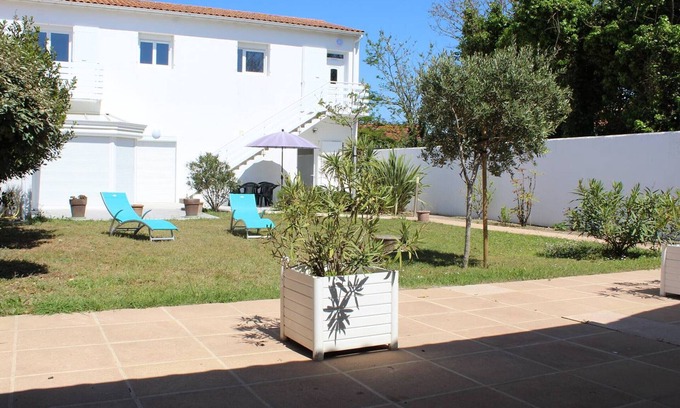 La Cotiniere House | Coastal Home in La Cotinière: 3BR, Garden, Parking, Steps from Beach and Port