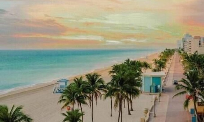 North Beach Apartment | Coastal Studio by Hollywood Beach Boardwalk