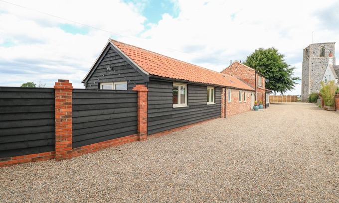 Repps with Bastwick Cottage | COBBLERS BARN, with hot tub in Potter Heigham