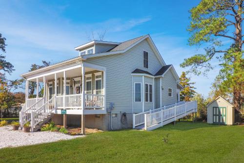 Chincoteague House | Cockleshell Cottage - Pet friendly & Handicap Accessible!