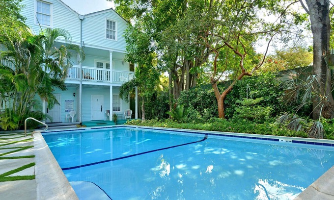 White Street Gallery District House | Coco's Poolside Retreat