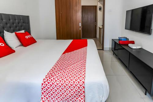 Pekayon Jaya Hotel | Collection O Fortune 88 Kamala Lagoon Reception at Indomaret and White Forest