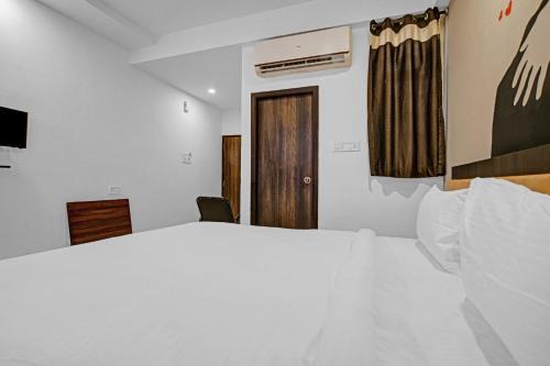 Indore Hotel | Collection O The Eternity Near LIG Sqaure