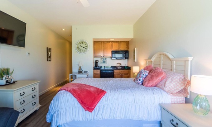 Seabrook Condo | Come stay at TIDEVIEW! Steps to Beautiful Seabrook Beach, NH. Nicely decorated.