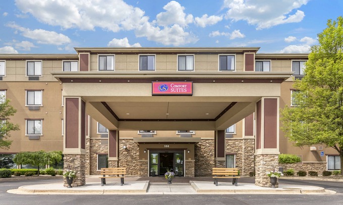 Comstock Park Hotel | Comfort Suites Grand Rapids North