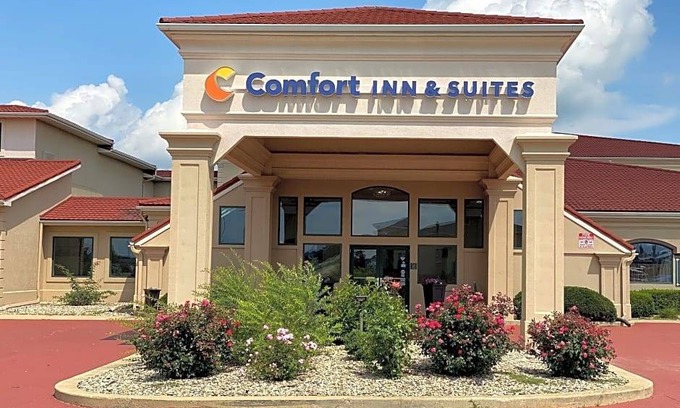 Morton Hotel | Comfort Inn & Suites at I-74 and 155