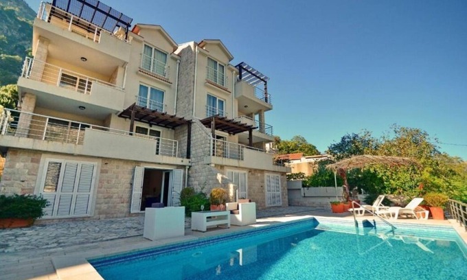Muo Apartment | Comfort One-Bedroom with a Pool and Sea View