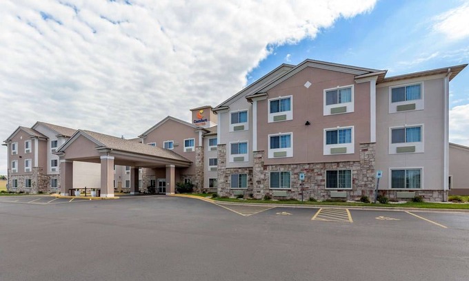 Delavan Hotel | Comfort Suites Delavan - Lake Geneva Area