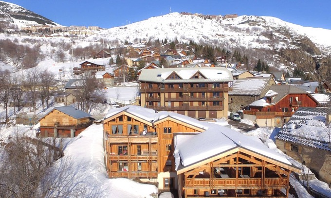 Huez-en-Oisans Apartment | Comfortable 10-person chalet with whirlpool in Huez