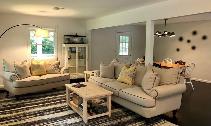 Montauk House | Comfortable family home backing up to preserve land- 5 min to Ditch