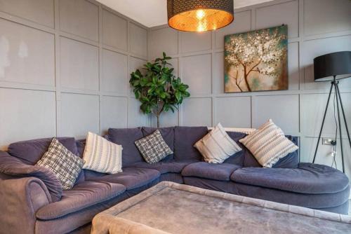 Lansbury Apartment | Comfy Modern Unit Near Canary Wharf l Top Floor Ideal for Business and Leisure Privacy l