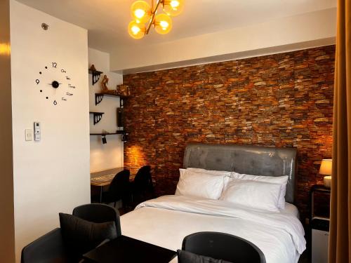 Bantud Hacienda Apartment | Comfy unit with fast wifi along Lacson St.