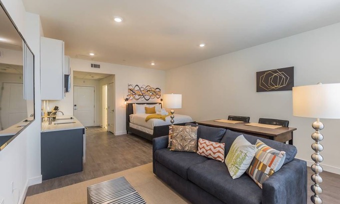 Spruce Hill Apartment | Coming for CHOP or PENN? This is a GREAT CHOICE