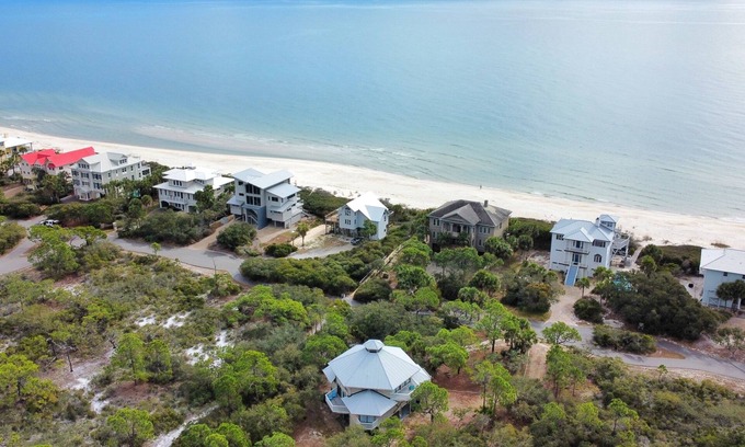 Plantation Cottage | Community Pool! Easy Beach Access - 2 FREE bike rentals included!