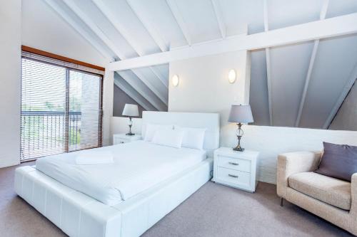 Como Villa | Como Mezzanine Retreat