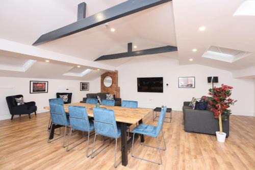 RopeWalks Apartment | Concert Square Apartments By Happy Days