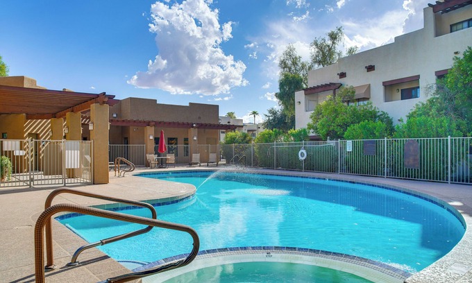 South Mountain Condo | Condo 1 Mi to South Mountain Park! Unwind Poolside