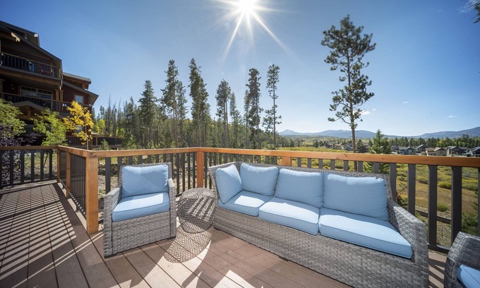 Fraser Condo | Condo near slopes w/deck views & fireplace