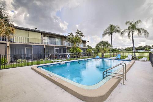 Gulf Gate Estates Apartment | Condo with Pool Access Less Than 4 Miles to Siesta Key Beach
