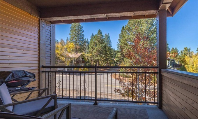 Truckee Condo | Contemporary clean townhome, great location, short walk to downtown