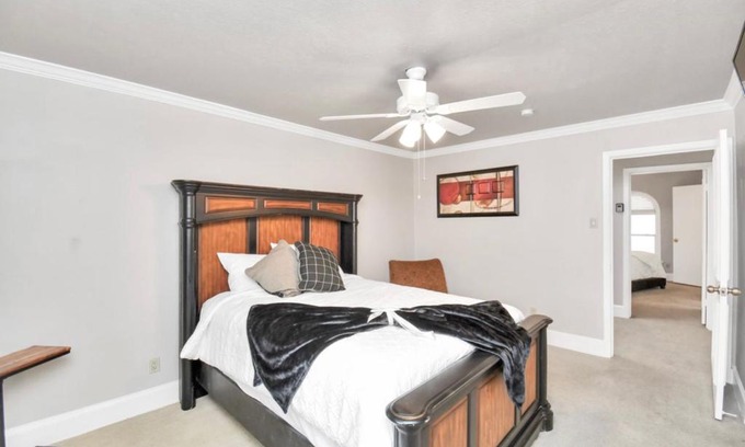 Neartown Bed & Breakfast | Contemporary Master Queen Suite