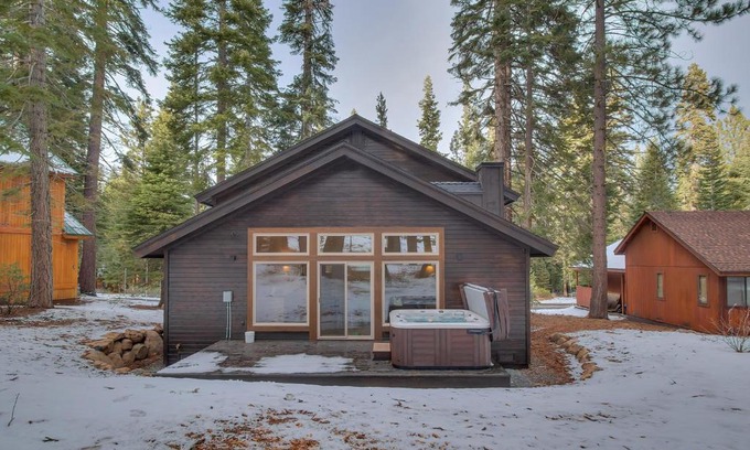 Truckee House | Contemporary Tahoe Donner 3BR Hot Tub- Pet Friendly- Amenity Access