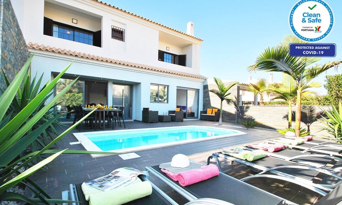 Urbanizacao dos Calicos Villa | CONTEMPORARY VILLA W/ PRIVATE HEATABLE POOL, BBQ & WI-FI,ONLY 5 MIN FROM BEACH