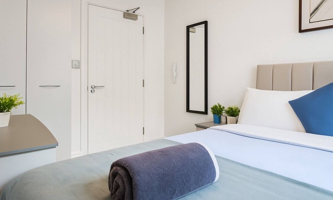 Wigan House | Contractor Friendly - Discounts, Group Stays, Families, Free Wi-Fi, Free Parking