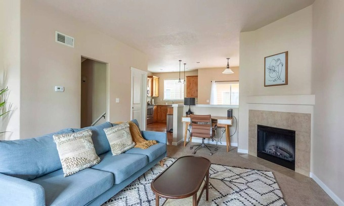Five Oaks House | Convenient and comfortable 3 bed 1500sqft townhouse