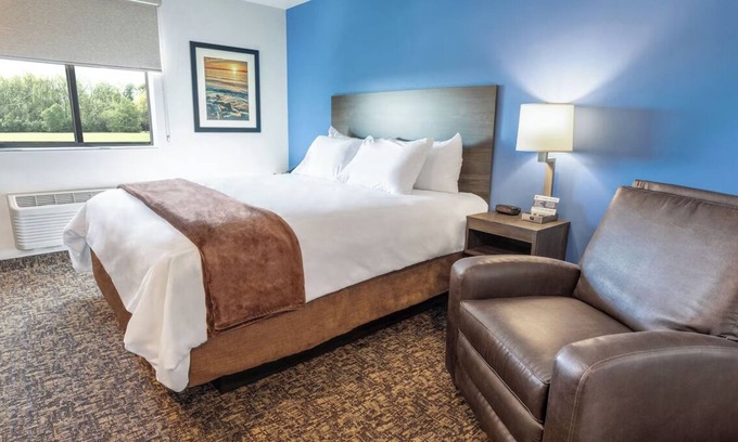 East Moline Hotel | Convenient Retreat by Mississippi River w/ Full Kitchen Space