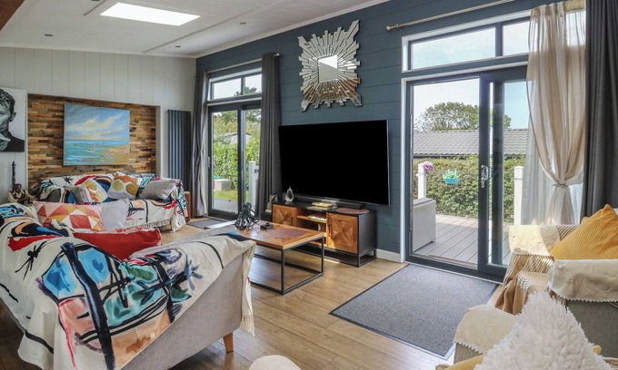Llanllwchaiarn Cottage | COOGEE VIEW, pet friendly, with pool in New Quay