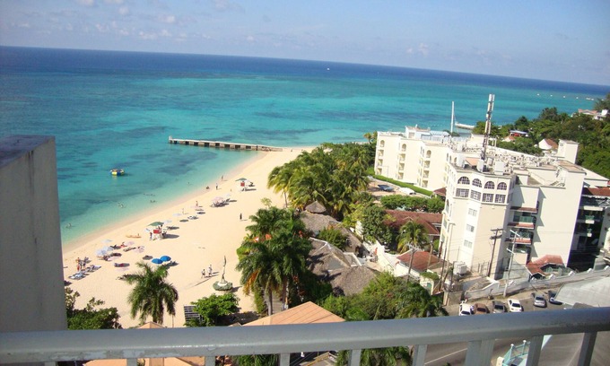Montego Bay Hotel | Cool Breeze Beach Studio