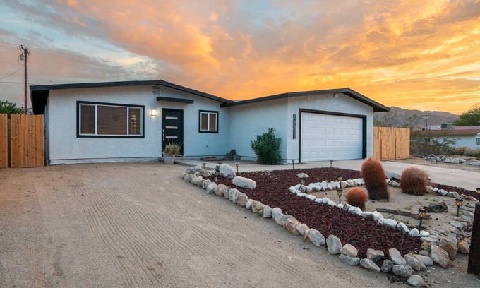 Twentynine Palms House | *Cool Coyote* 5 min to Joshua Tree NP* Pool*