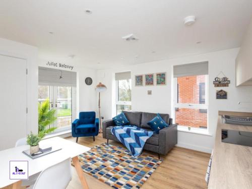 Chapeltown House | Copper Beech by Alt-Stay - 2 Bed En Suite Contractor, Corporate & Relocation Accommodation near LBA with EV Plug, Parking, King Bed, Workspace, Kitchen, Smart TV and Wi Fi - Long Stay Ready with Weekly and Monthly Rates