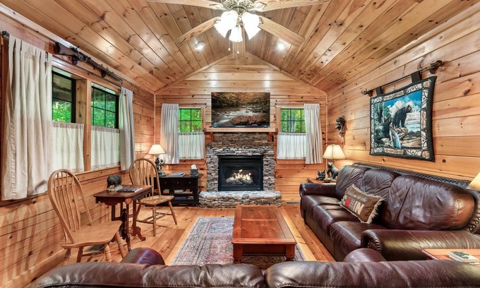 Tellico Plains Cabin | Copper Ridge Log Cabin RV/Boat/Trailer parking