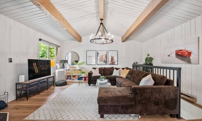 East Kootenay House | Coral | Beach Access | Fenced Yard | Fire Pit