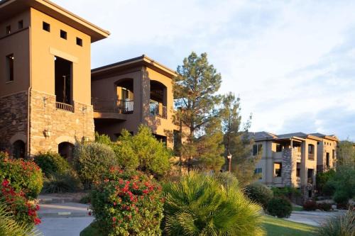 St. George House | Coral Vista Suite Resort Pools BBQ Fireplace Jacuzzi Tub A9