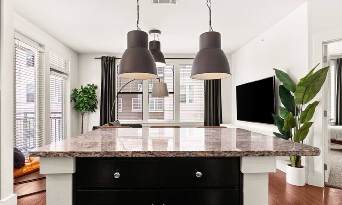 Barton Heights Apartment | Corner Loft 2BR Downtown Lake · Rooftop · Pool Gym
