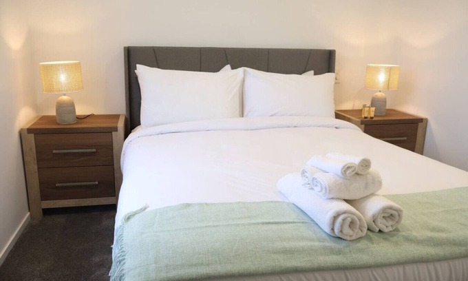 Henderson Apartment | Cosy 2BR House in Awaroa Road