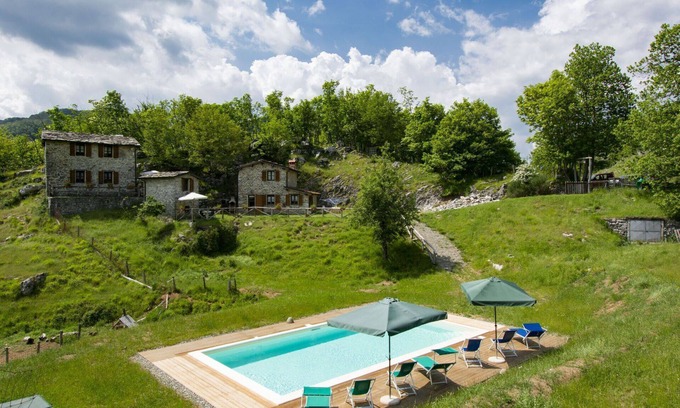 Fabbriche di Vallico Villa | Cosy apartment in villa for 6 guests with WIFI, pool, TV, patio and pets allowed