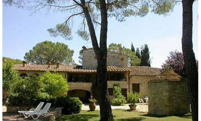 Colle di Val d'Elsa House | Cosy apartment in villa for 6 guests with pool, TV, patio and pets allowed
