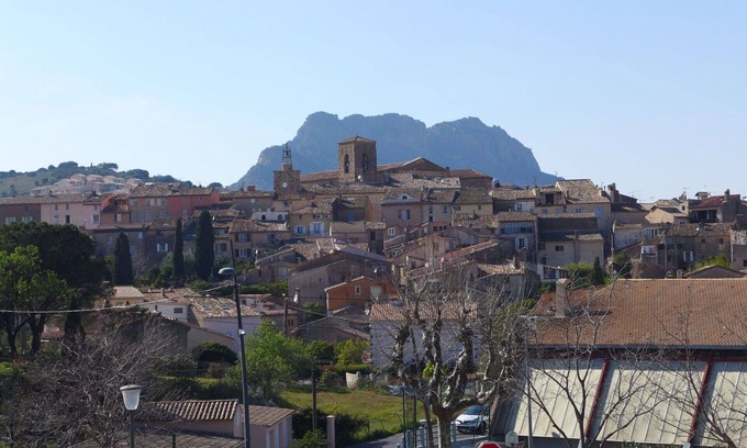 La Rouviere Apartment | Cosy apartment for 6 guests with WIFI, pool, A/C, TV, patio and pets allowed