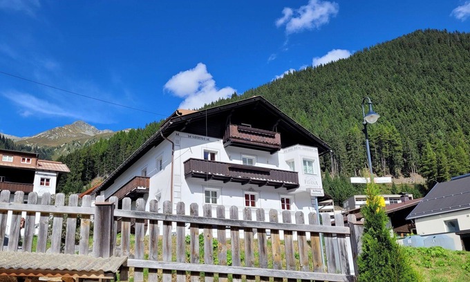 Mathon Apartment | Cosy apartment for 2 people with WIFI, TV, balcony, pets allowed, panoramic view and parking