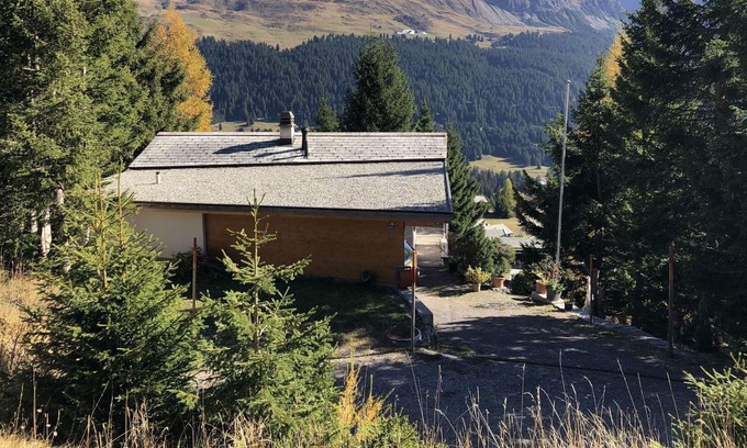 Valbella Apartment | Cosy apartment for 6 guests with WIFI, TV, balcony and pets allowed