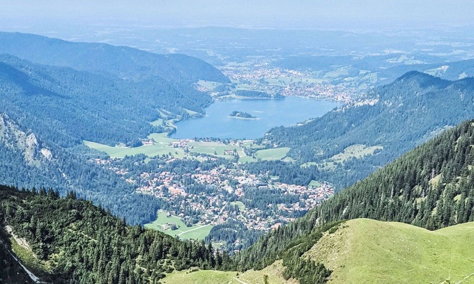 Schliersee House | Cosy apartment in villa for 5 guests with A/C, TV, terrace and pets allowed