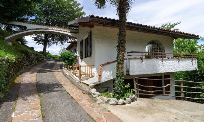Arolo House | Cosy apartment in villa for 6 guests with TV, terrace and pets allowed