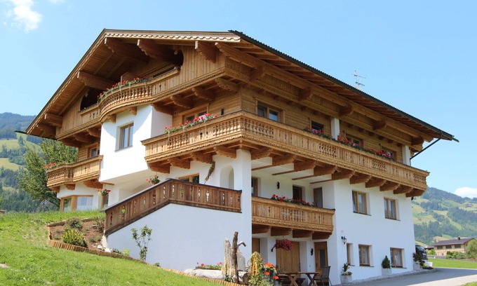 Fuegen Villa | Cosy apartment in villa for 6 guests with WIFI, TV, terrace, pets allowed and panoramic view