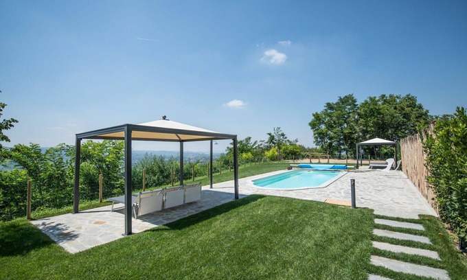 Costigliole d'Asti House | Cosy apartment in villa with A/C, WIFI, pool, TV, patio, pets allowed and panoramic view