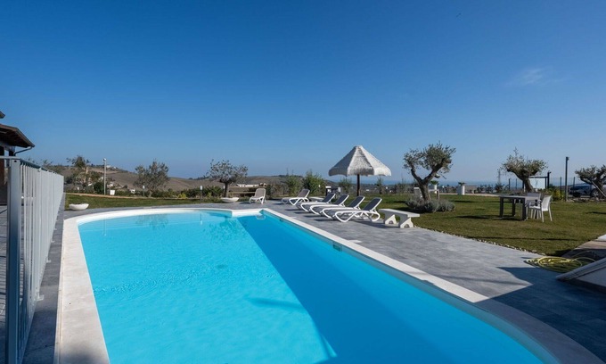 Citta Sant'Angelo Villa | Cosy apartment in villa for 4 guests with WIFI, pool, A/C, TV, patio and pets allowed
